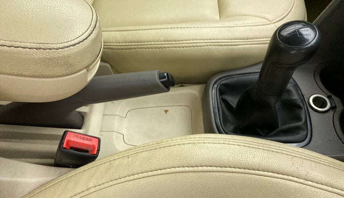 2012 Volkswagen Vento TRENDLINE 1.6, Petrol, Manual, 82,025 km, Gear Lever