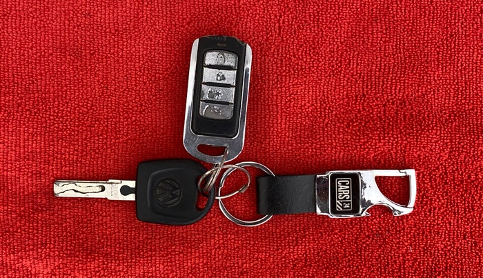 2012 Volkswagen Vento TRENDLINE 1.6, Petrol, Manual, 82,025 km, Key Close Up