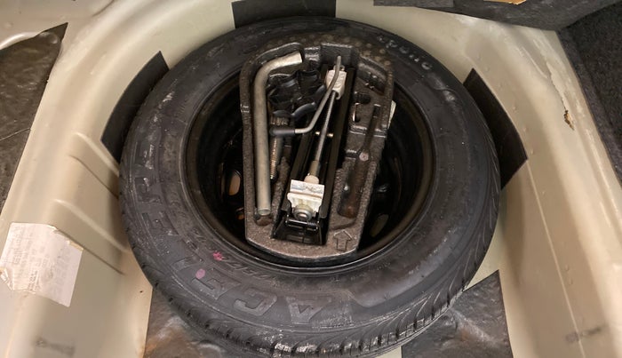 2012 Volkswagen Vento TRENDLINE 1.6, Petrol, Manual, 82,025 km, Spare Tyre