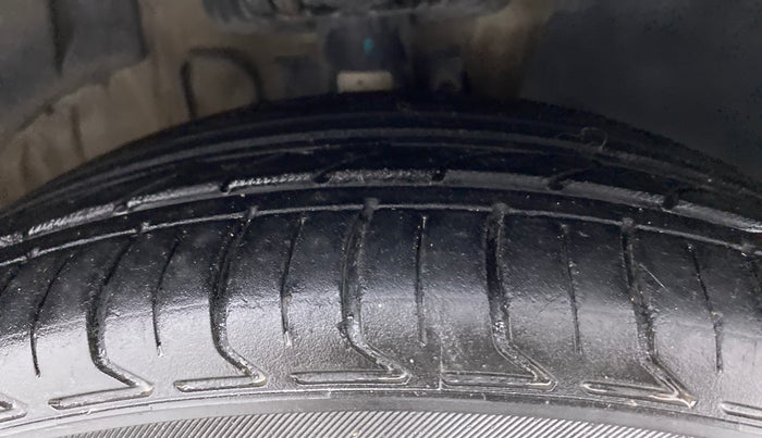 2012 Volkswagen Vento TRENDLINE 1.6, Petrol, Manual, 82,025 km, Right Front Tyre Tread