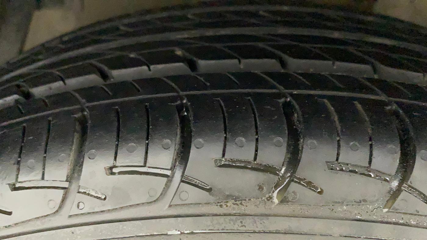 2015 Maruti Ciaz VXI, Petrol, Manual, 41,599 km, Left Front Tyre Tread
