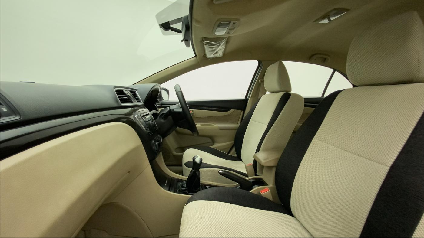 2015 Maruti Ciaz VXI, Petrol, Manual, 41,599 km, Right Side Front Door Cabin