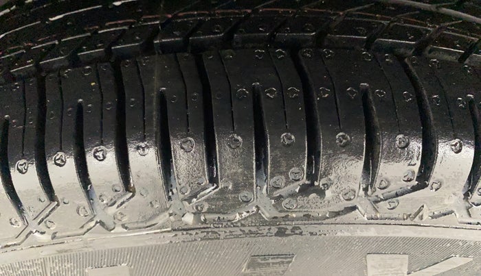 2019 Maruti Swift VXI AMT, Petrol, Automatic, 1,02,517 km, Left Front Tyre Tread