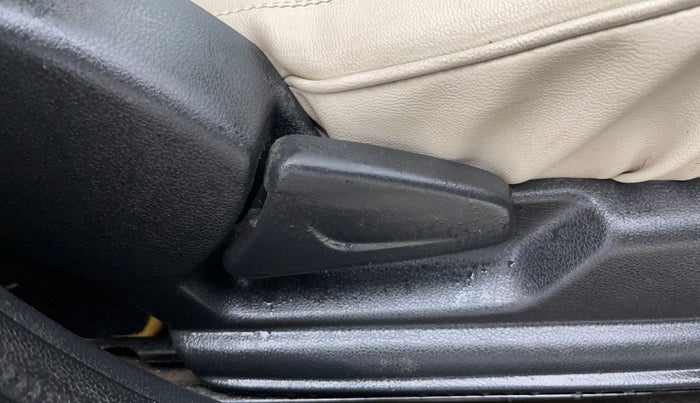 2020 Renault Kwid RXT 1.0 (O), Petrol, Manual, 37,735 km, Driver Side Adjustment Panel