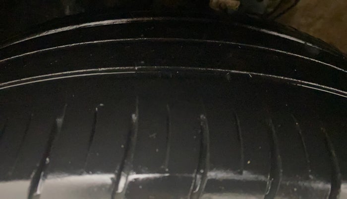 2016 Volkswagen Ameo HIGHLINE1.5L, Diesel, Manual, 1,21,509 km, Left Front Tyre Tread