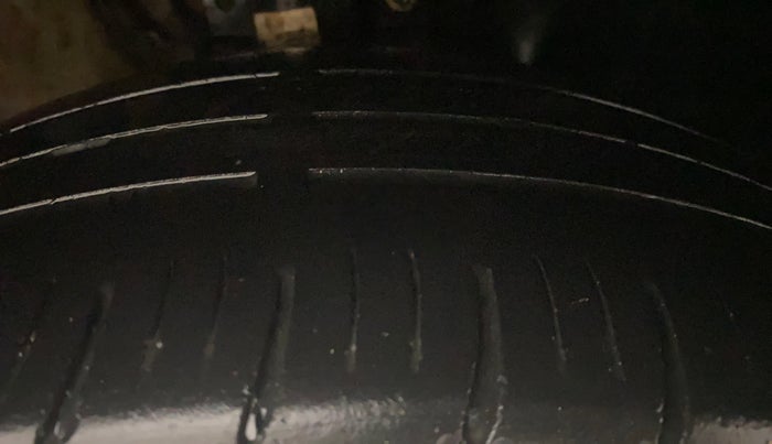 2016 Volkswagen Ameo HIGHLINE1.5L, Diesel, Manual, 1,21,509 km, Right Front Tyre Tread