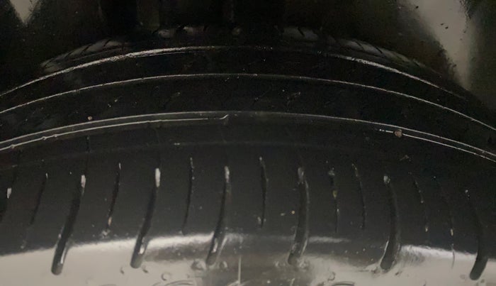 2016 Volkswagen Ameo HIGHLINE1.5L, Diesel, Manual, 1,21,509 km, Right Rear Tyre Tread