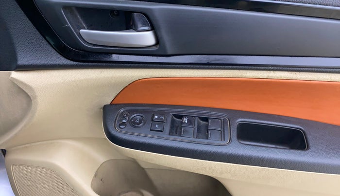 2018 Honda Amaze 1.2L I-VTEC V, CNG, Manual, 1,03,029 km, Driver Side Door Panels Control