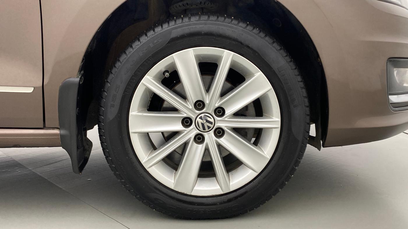 2016 Volkswagen Vento HIGHLINE 1.2 TSI AT, Petrol, Automatic, 64,173 km, Right Front Wheel