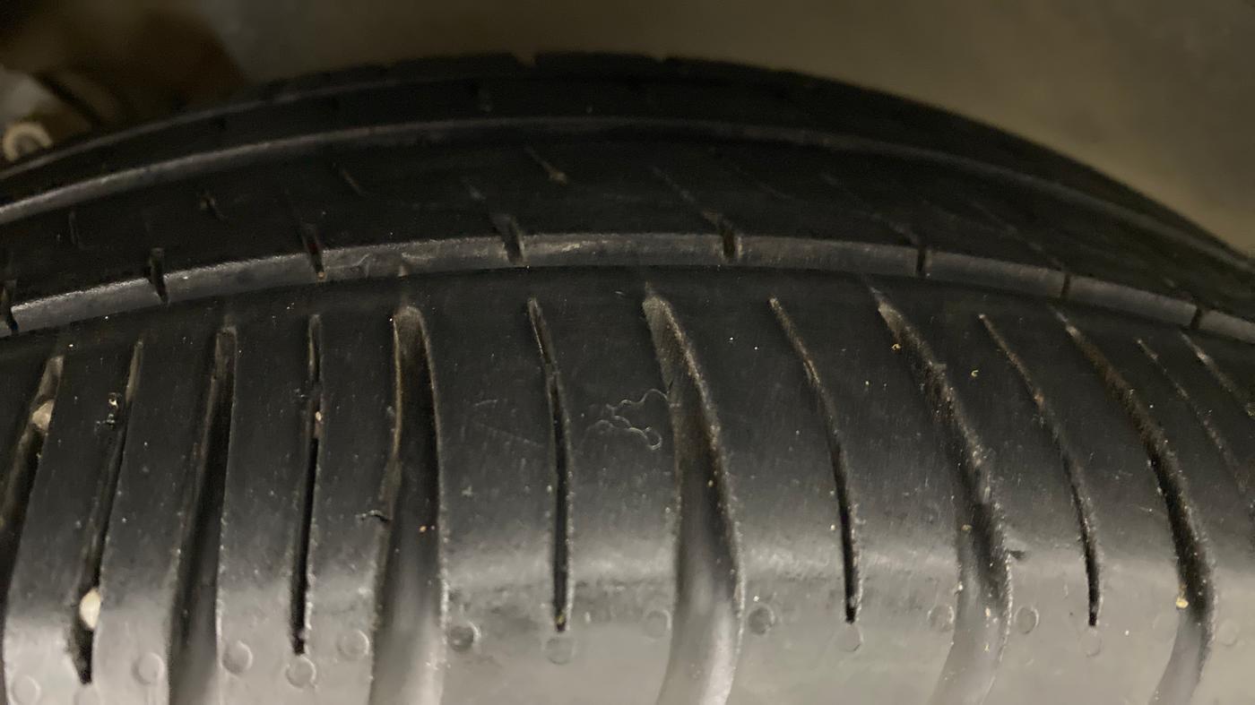 2016 Volkswagen Vento HIGHLINE 1.2 TSI AT, Petrol, Automatic, 64,173 km, Right Front Tyre Tread