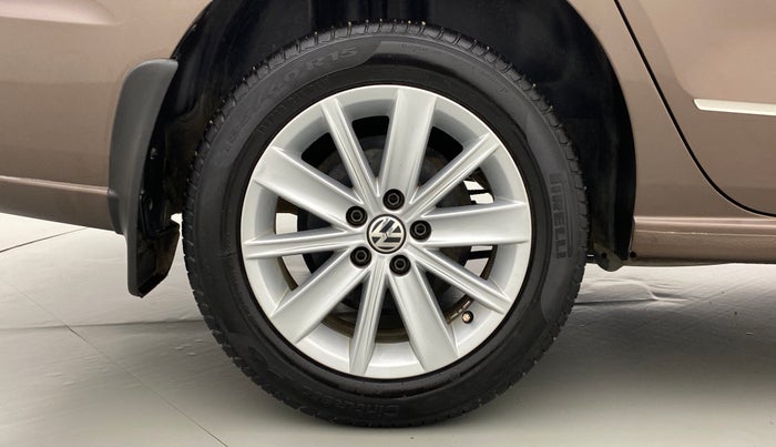 2016 Volkswagen Vento HIGHLINE 1.2 TSI AT, Petrol, Automatic, 64,173 km, Right Rear Wheel