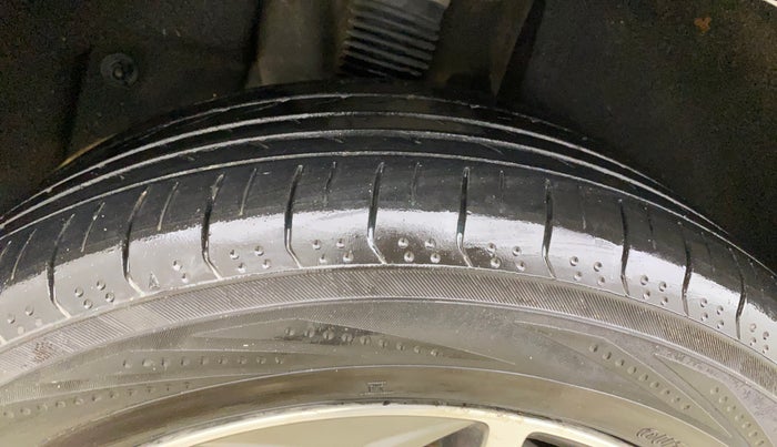 2017 Hyundai Tucson GLS 2WD AT DIESEL, Diesel, Automatic, 1,32,365 km, Right Rear Tyre Tread