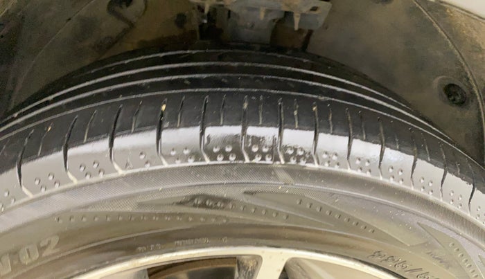 2017 Hyundai Tucson GLS 2WD AT DIESEL, Diesel, Automatic, 1,32,365 km, Right Front Tyre Tread