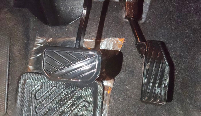 2022 Maruti XL6 ALPHA AT, Petrol, Automatic, 27,960 km, Pedals