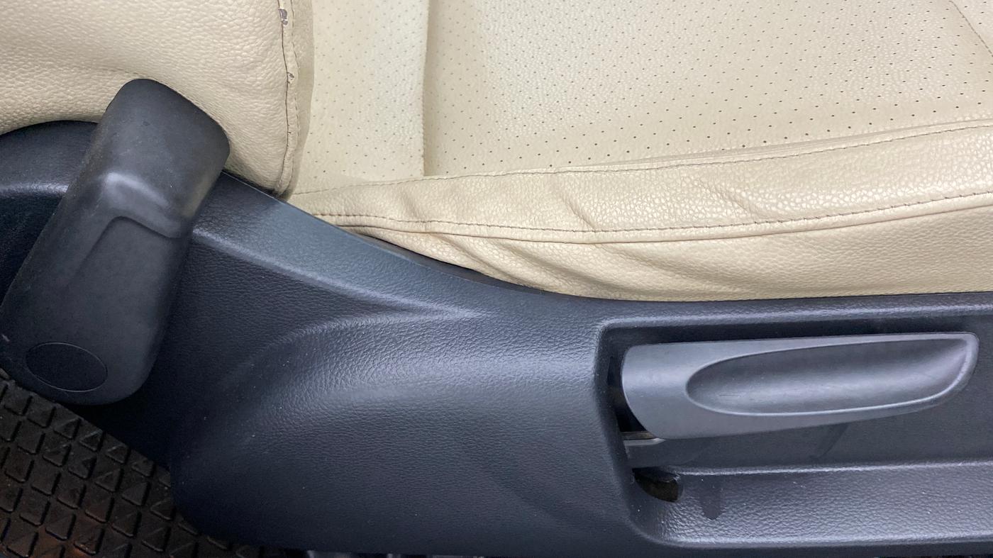 2016 Skoda Rapid 1.5 TDI AT STYLE PLUS, Diesel, Automatic, 55,239 km, Driver Side Adjustment Panel