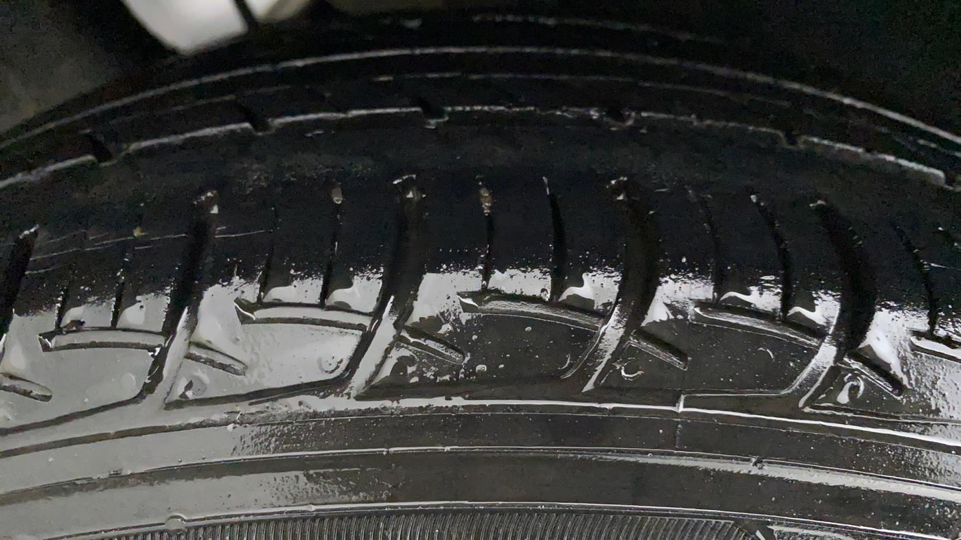 2017 Maruti Baleno DELTA PETROL 1.2, Petrol, Manual, 32,818 km, Left Front Tyre Tread