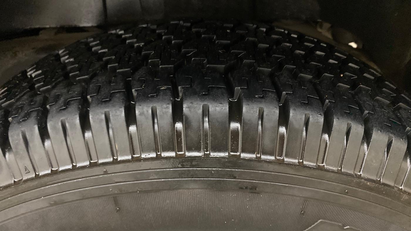 2017 Mahindra TUV300 T8, Diesel, Manual, 1,13,073 km, Left Rear Tyre Tread