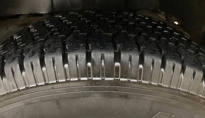 2017 Mahindra TUV300 T8, Diesel, Manual, 1,13,073 km, Left Rear Tyre Tread