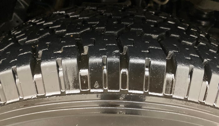 2017 Mahindra TUV300 T8, Diesel, Manual, 1,13,073 km, Right Front Tyre Tread