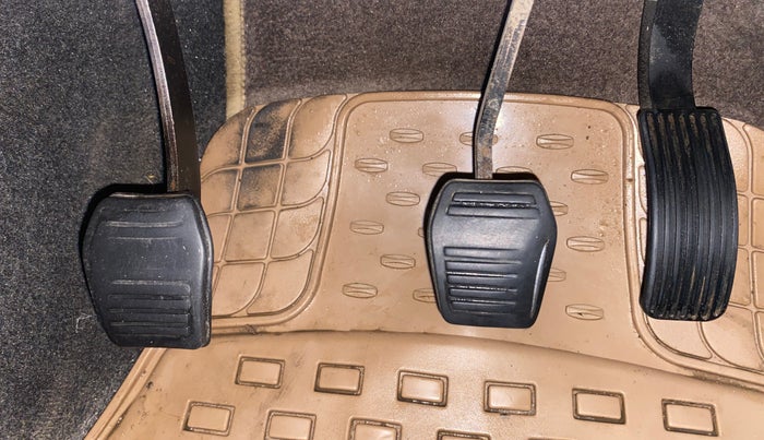 2017 Mahindra TUV300 T8, Diesel, Manual, 1,13,073 km, Pedals