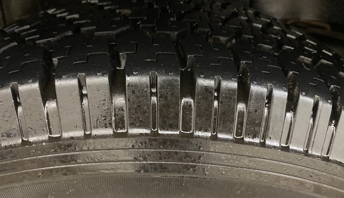 2017 Mahindra TUV300 T8, Diesel, Manual, 1,13,073 km, Right Rear Tyre Tread