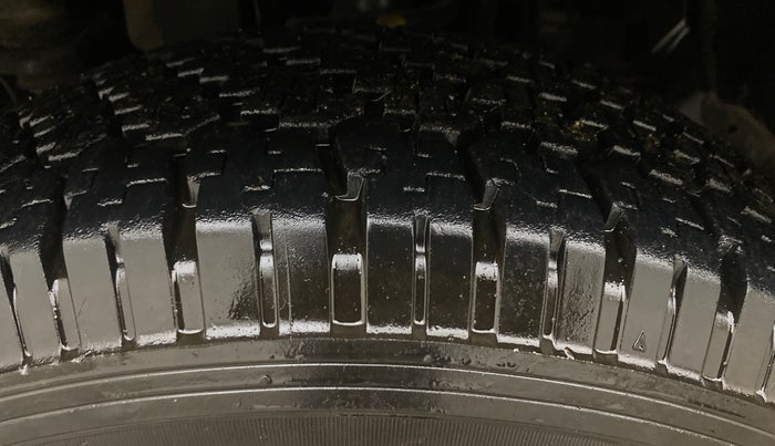 2017 Mahindra TUV300 T8, Diesel, Manual, 1,13,073 km, Left Front Tyre Tread