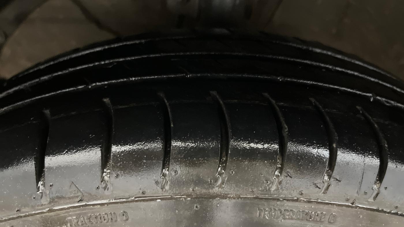2020 Maruti Swift LXI, Petrol, Manual, 70,163 km, Left Front Tyre Tread