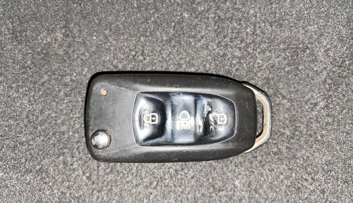 2016 Tata Tiago XT PETROL, Petrol, Manual, 99,935 km, Key Close Up