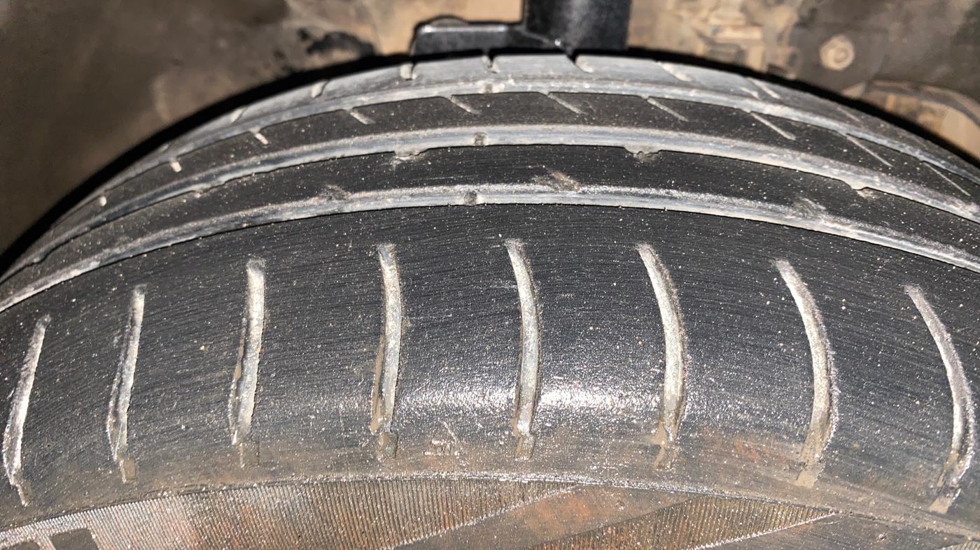 2016 Tata Tiago XT PETROL, Petrol, Manual, 99,935 km, Right Front Tyre Tread