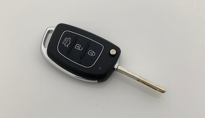 2016 Hyundai Verna 1.6 VTVT SX, CNG, Manual, 80,368 km, Key Close Up