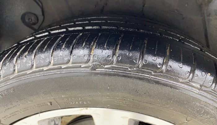 2016 Hyundai Verna 1.6 VTVT SX, CNG, Manual, 80,368 km, Right Rear Tyre Tread