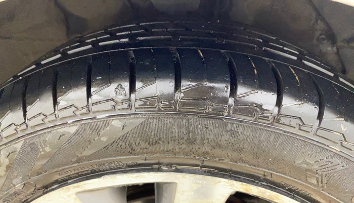 2016 Hyundai Verna 1.6 VTVT SX, CNG, Manual, 80,368 km, Right Front Tyre Tread