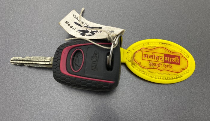 2018 Hyundai Xcent S 1.2, CNG, Manual, 73,612 km, Key Close Up