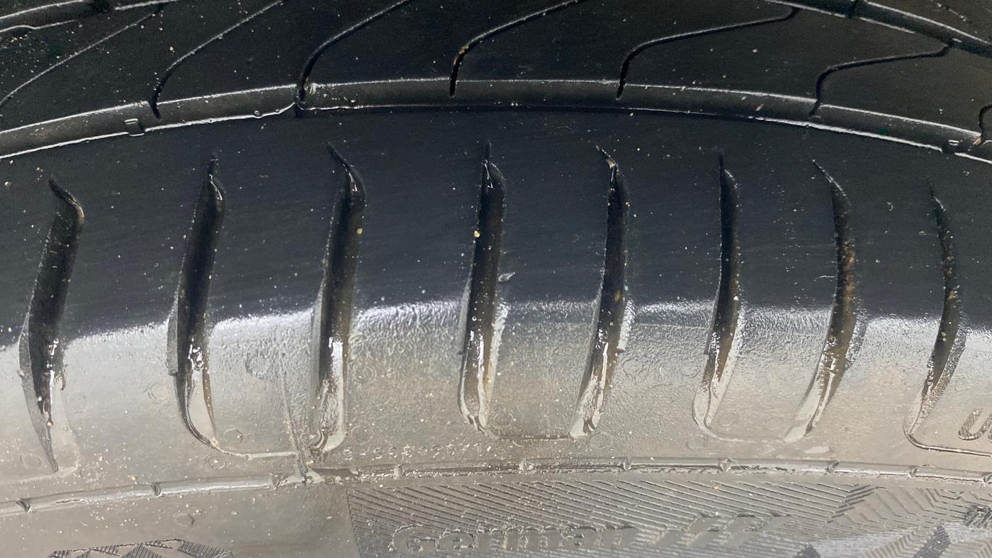 2015 Skoda Rapid 1.5 TDI CR ELEGANCE AT, Diesel, Automatic, 1,18,712 km, Right Rear Tyre Tread