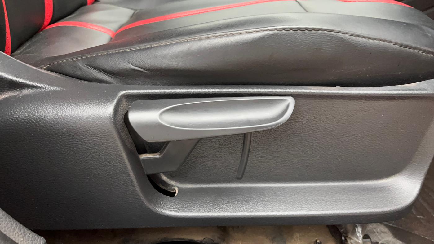 2016 Volkswagen Polo COMFORTLINE 1.2L, Petrol, Manual, 62,351 km, Driver Side Adjustment Panel
