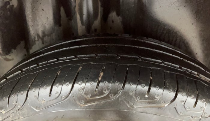 2016 Volkswagen Polo COMFORTLINE 1.2L, Petrol, Manual, 62,303 km, Right Rear Tyre Tread