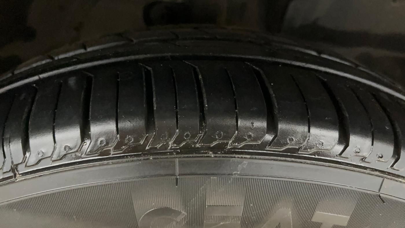 2017 Mahindra KUV 100 NXT K8 P 6 STR, Petrol, Manual, 54,683 km, Right Front Tyre Tread