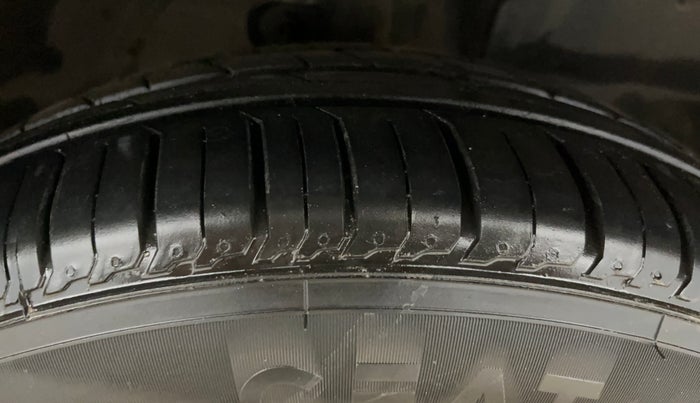 2017 Mahindra KUV 100 NXT K8 P 6 STR, Petrol, Manual, 54,683 km, Right Front Tyre Tread