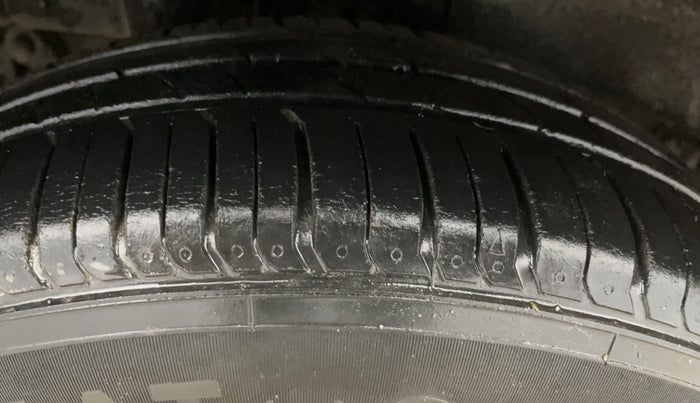 2017 Mahindra KUV 100 NXT K8 P 6 STR, Petrol, Manual, 54,683 km, Right Rear Tyre Tread