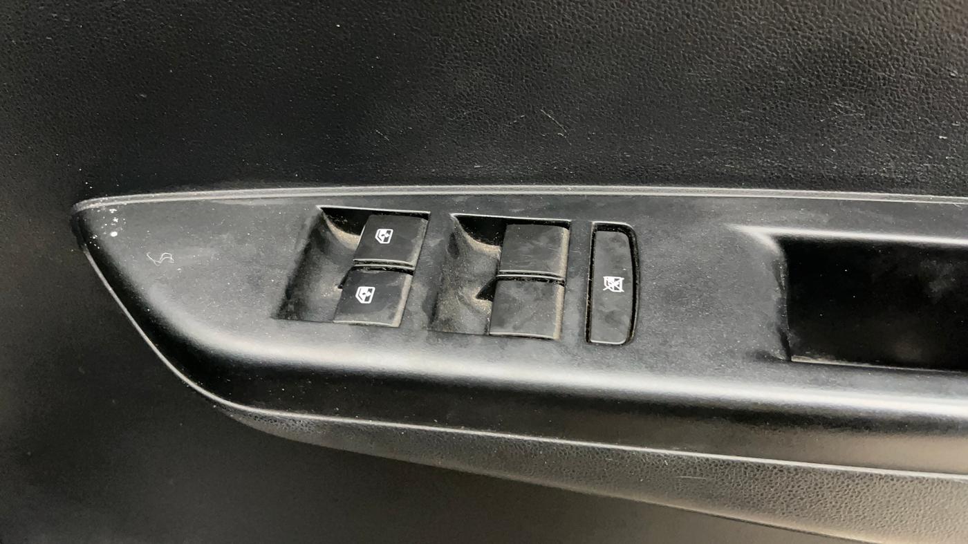 2017 Mahindra KUV 100 NXT K8 P 6 STR, Petrol, Manual, 54,683 km, Driver Side Door Panels Control