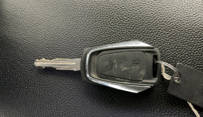 2017 Mahindra KUV 100 NXT K8 P 6 STR, Petrol, Manual, 54,683 km, Key Close Up