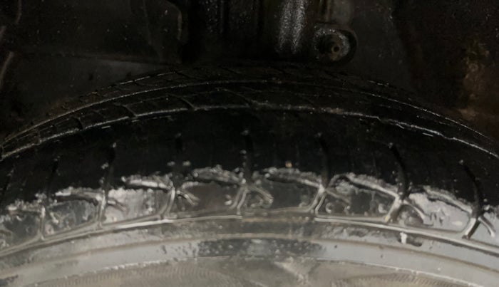 2017 Mahindra KUV 100 NXT K8 P 6 STR, Petrol, Manual, 54,683 km, Left Front Tyre Tread