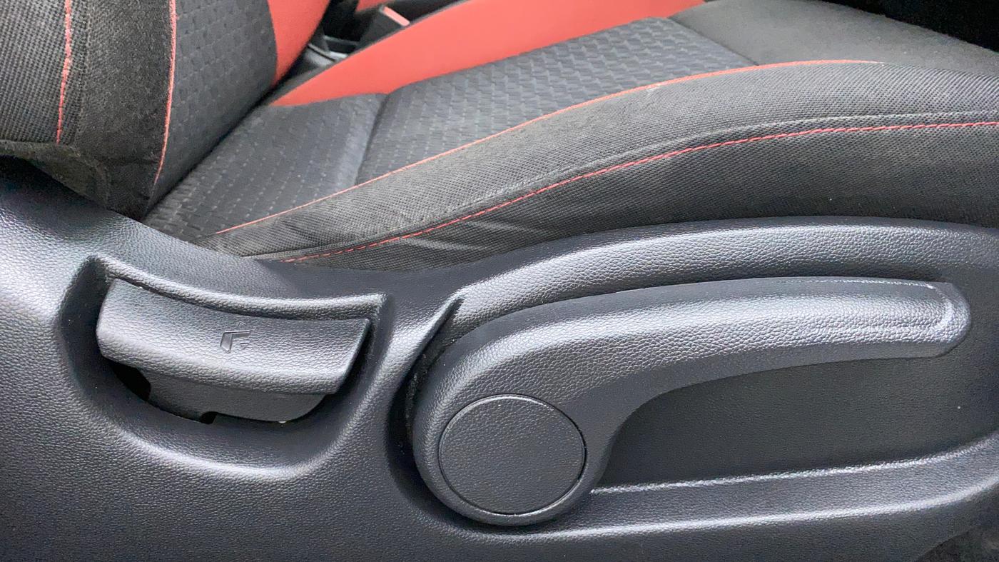 2018 Hyundai i20 Active 1.2 SX, Petrol, Manual, 36,561 km, Driver Side Adjustment Panel