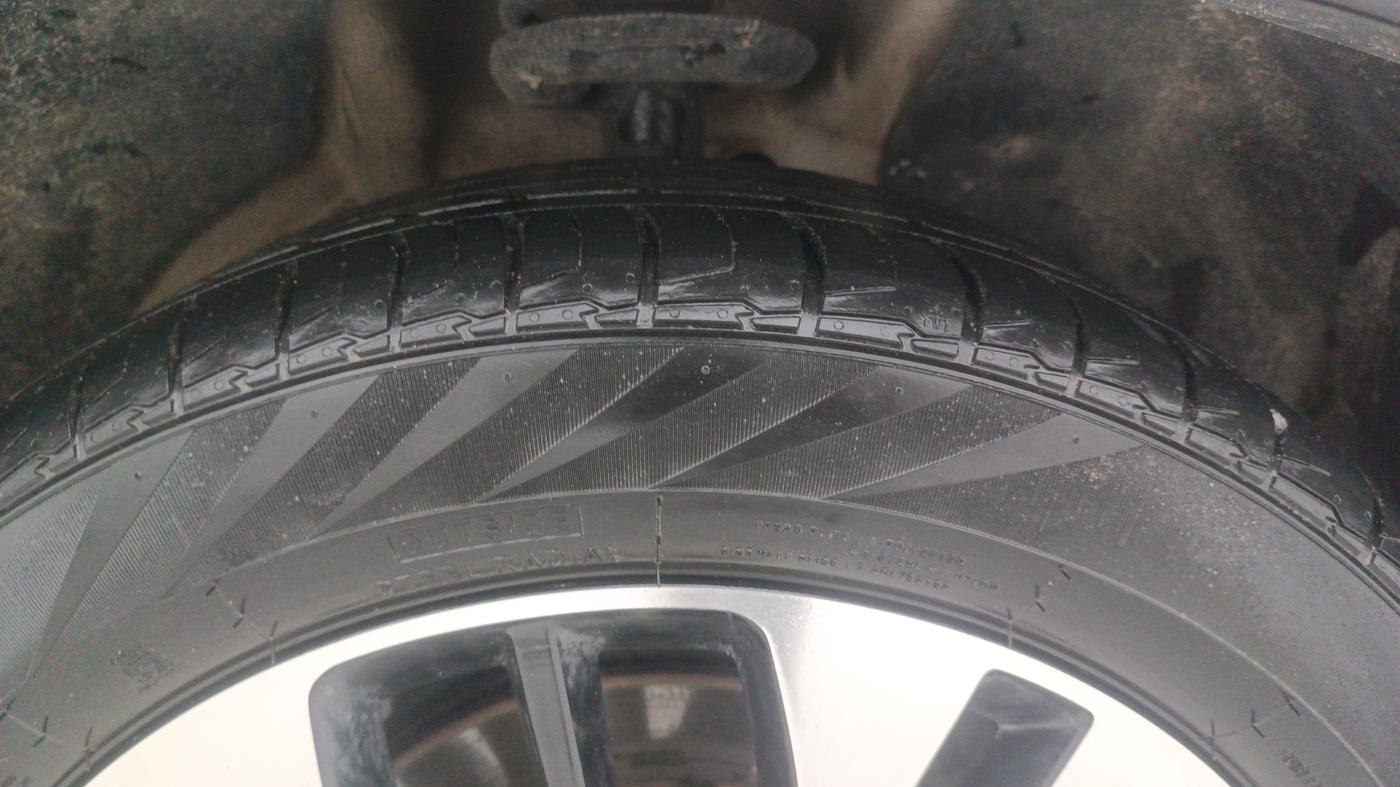 2021 MG HECTOR SHARP EX 1.5 PETROL CVT, Petrol, Automatic, 1,00,588 km, Right Front Tyre Tread