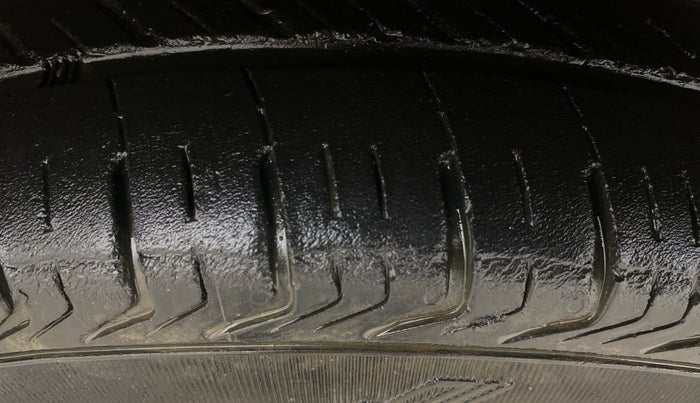 2013 Hyundai Eon D-LITE+, Petrol, Manual, 70,244 km, Left Front Tyre Tread