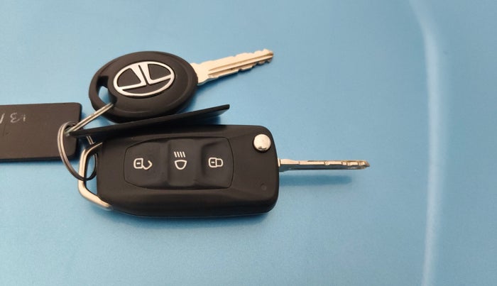 2016 Tata Tiago XZ PETROL, Petrol, Manual, 19,088 km, Key Close Up