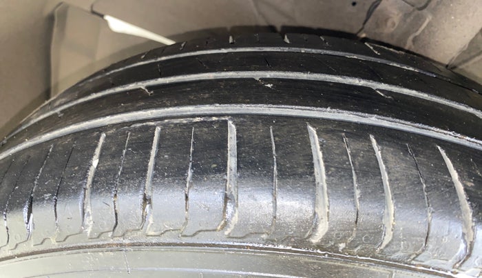 2017 Maruti Dzire ZXI AMT, CNG, Automatic, 97,909 km, Left Front Tyre Tread
