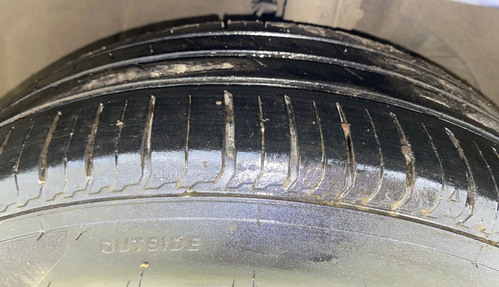 2017 Maruti Dzire ZXI AMT, CNG, Automatic, 97,909 km, Right Front Tyre Tread