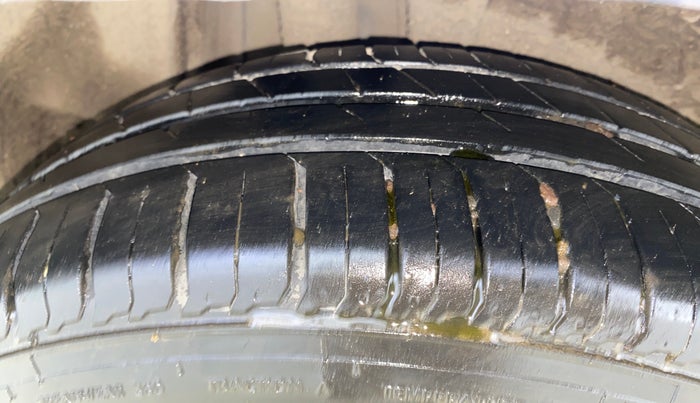 2017 Maruti Dzire ZXI AMT, CNG, Automatic, 97,909 km, Right Rear Tyre Tread