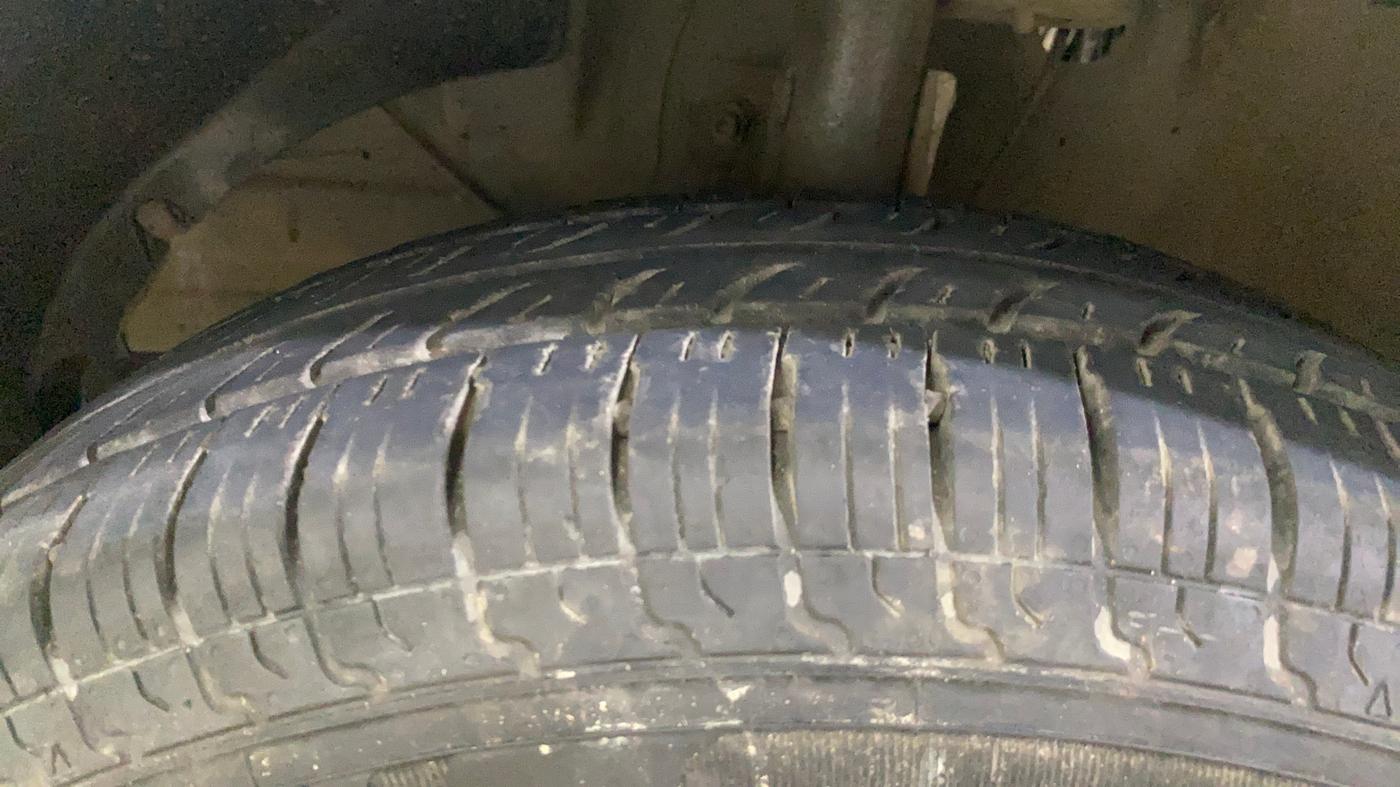 2021 Maruti Dzire VXI, Petrol, Manual, 1,37,911 km, Left Front Tyre Tread